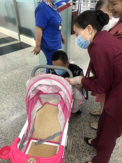 圖片1.png“真情服務(wù)”是讓旅客更加安心、放心、舒心的出行。行查室作為部門(mén)進(jìn)港服務(wù)的最后一個(gè)環(huán)節(jié)，在日常工作中也很注重服務(wù)細(xì)節(jié)。6月10日，行查室工作人員幫助旅客打開(kāi)嬰兒車(chē)，為她排憂解難。.png