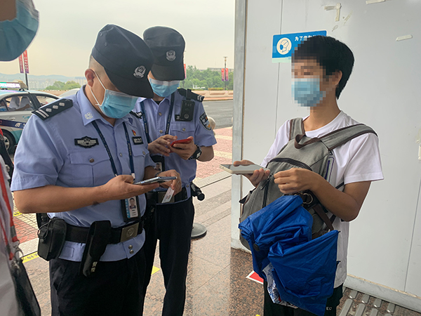 安檢站查獲一旅客冒用他人健康碼、核酸證明副本.jpg